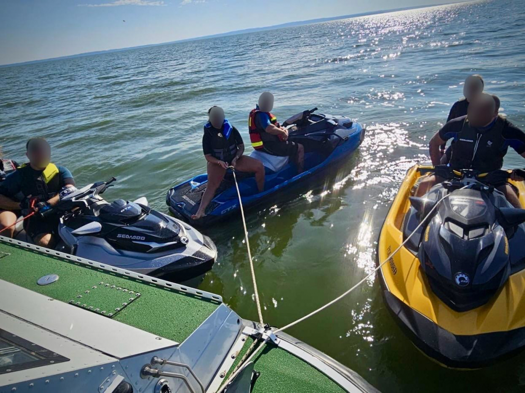 Поляки на гидроциклах случайно заплыли в Россию