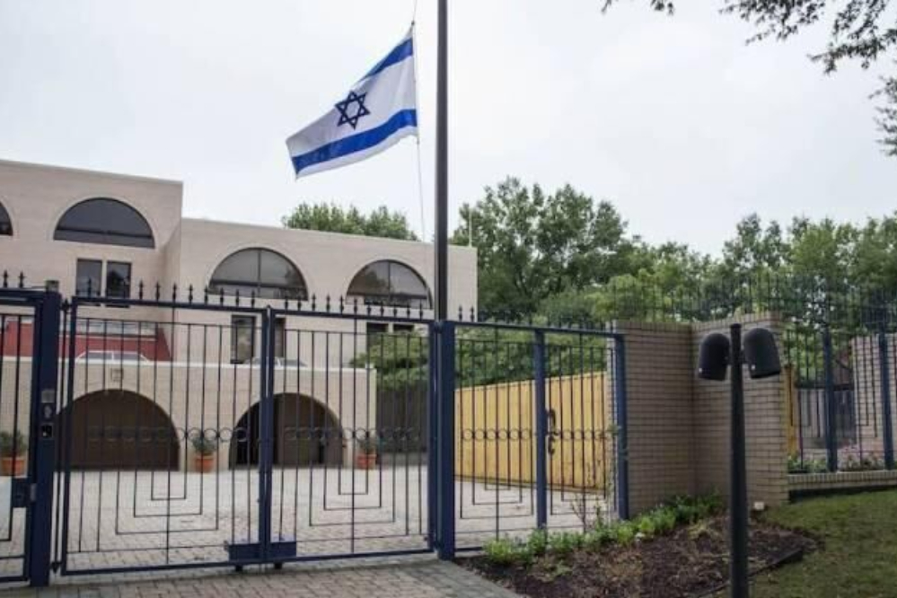 Неизвестный пытался поджечь израильское посольство в Гааге