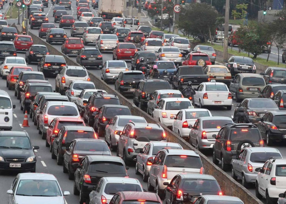 Депутат Хикмет Мамедов заявил, что в Баку нет пробок и транспортной проблемы