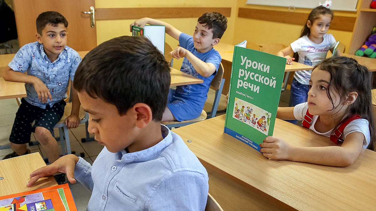 Детей мигрантов, не прошедших тест по русскому языку, хотят выдворять из РФ