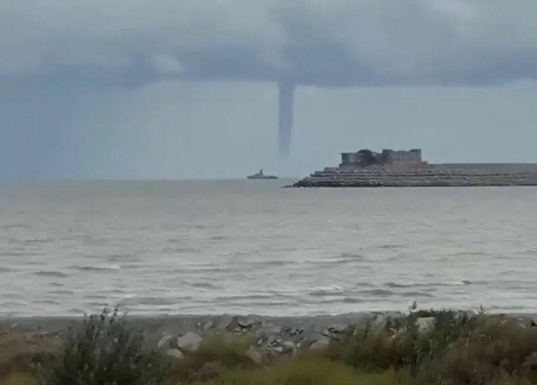 Эксперт: Смерч сможет повториться и в азербайджанской акватории Каспия, поставив под угрозу нефтяные платформы