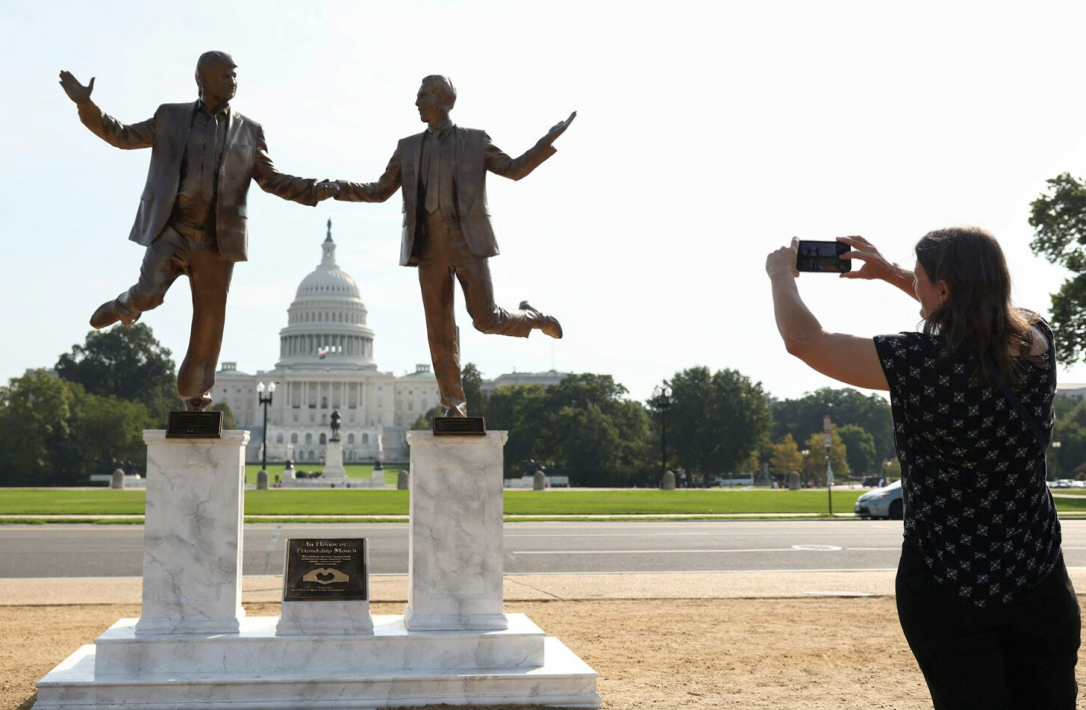 Трамп и Эпштейн рука об руку в бронзе - новая провокация в Вашингтоне