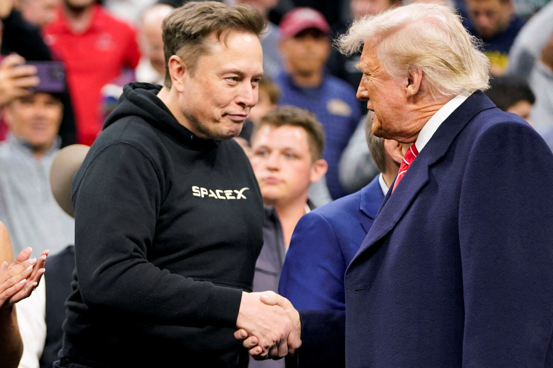 Маск опубликовал фото, как пожимает руку Трампу на панихиде Кирка