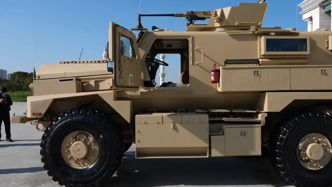 Кадыров сообщил об отправке на фронт трофейной американской бронемашины "Кугуар"