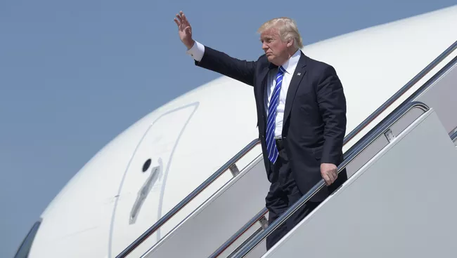 Tramp Yaxın Şərqə səfərə çıxır