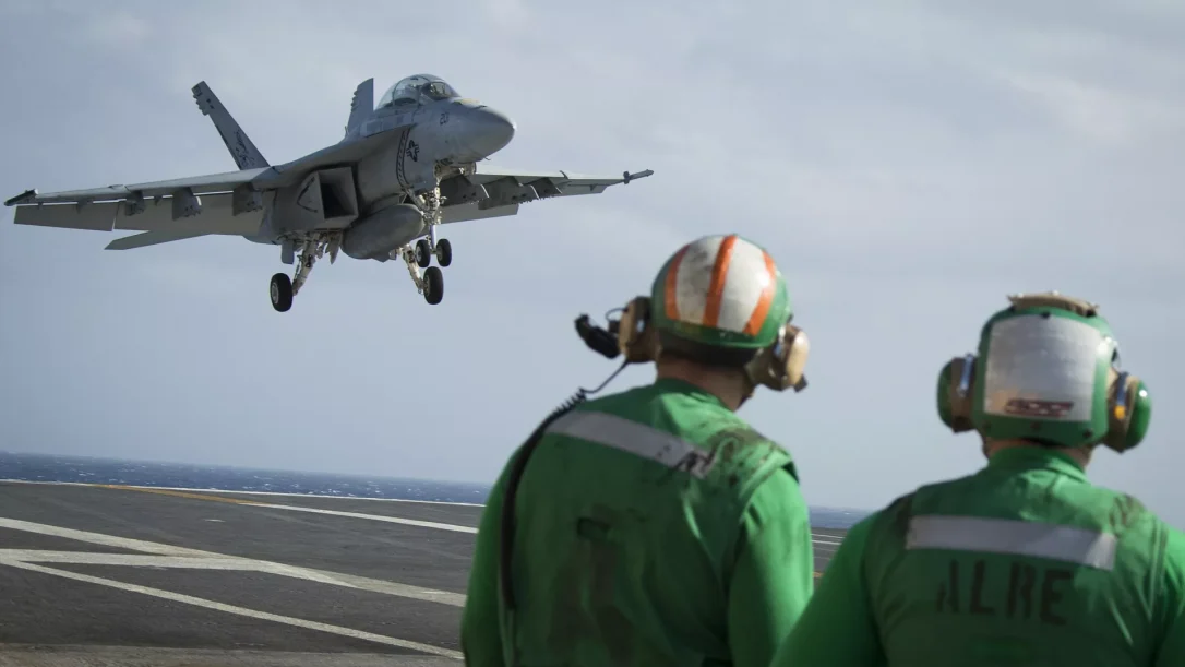 Истребитель и вертолет ВМС США упали в Южно-Китайском море