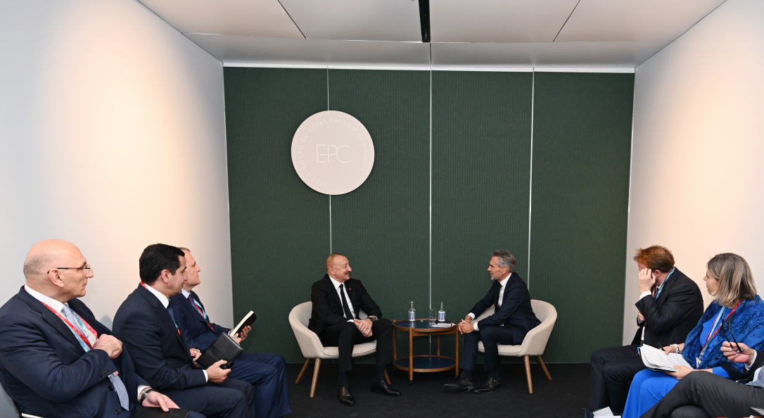 Алиев проинформировал Схофа о мире с Арменией