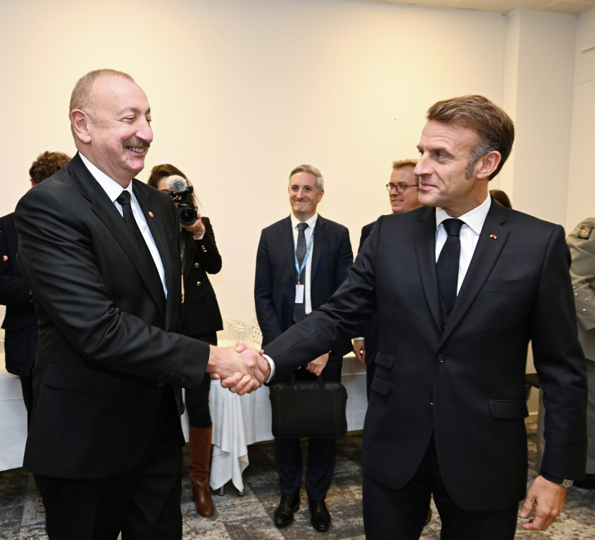 Алиев рассказал Макрону о продвижении мирной повестки с Арменией