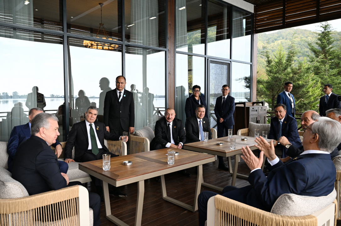 Президент Алиев дал официальный обед в честь участников саммита ОТГ