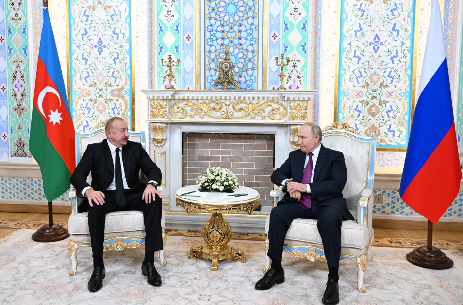 Алиев поблагодарил Путина за личный контроль ситуации с катастрофой самолета AZAL