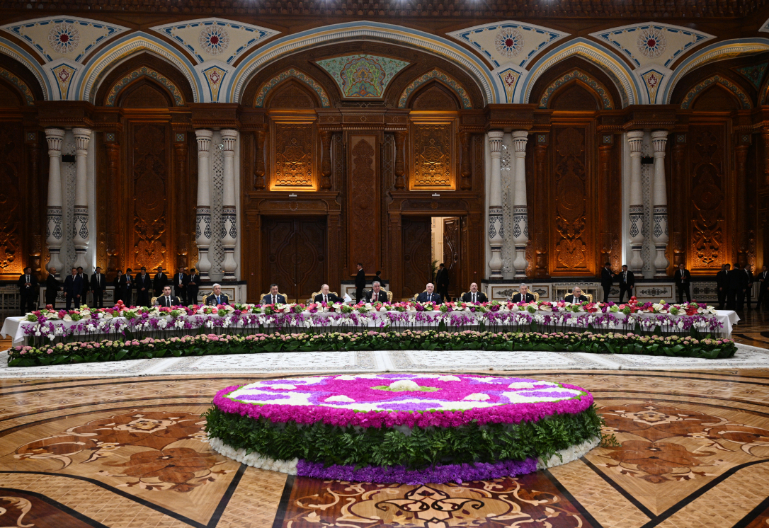 Ильхам Алиев принял участие в официальном приеме в честь глав государств СНГ