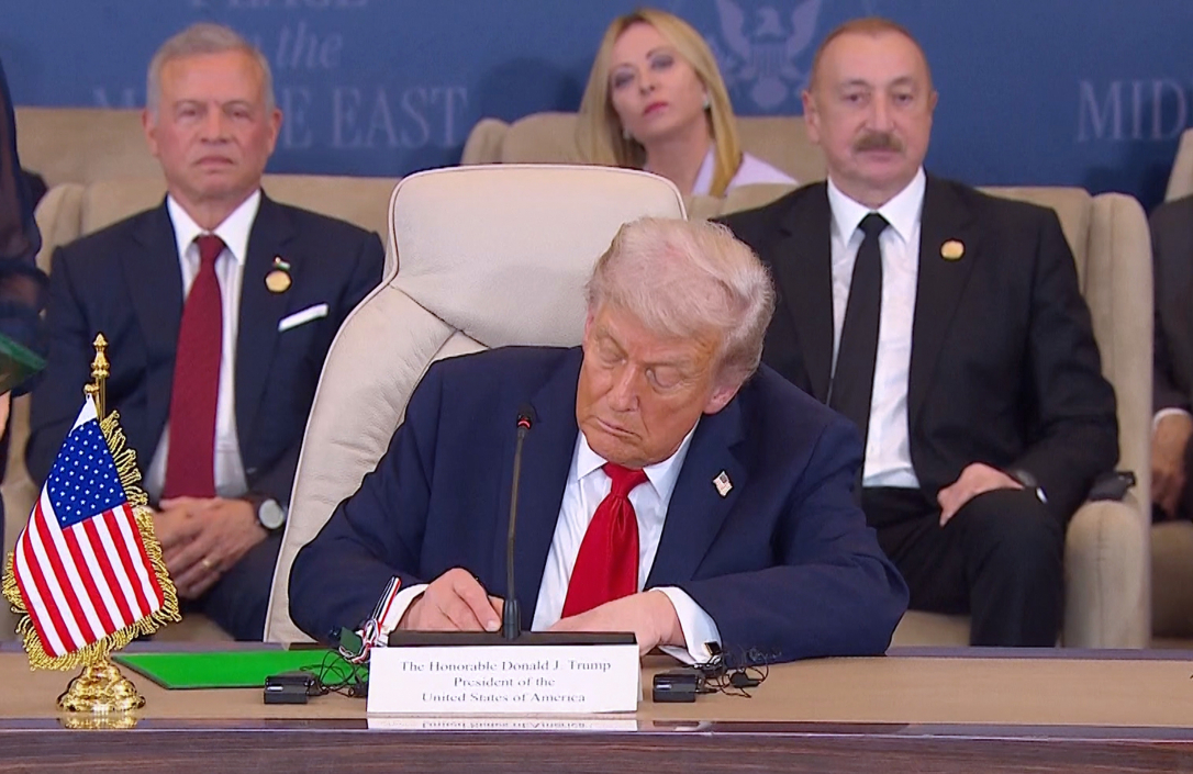 "Сколько бы там ни было, война закончилась". Трамп подписал мирную сделку по Газе