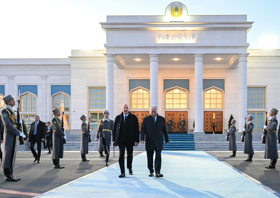 Токаев лично проводил Алиева в аэропорту