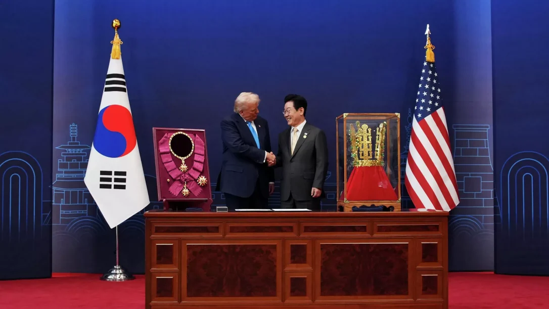 Трампу подарили копию королевской короны