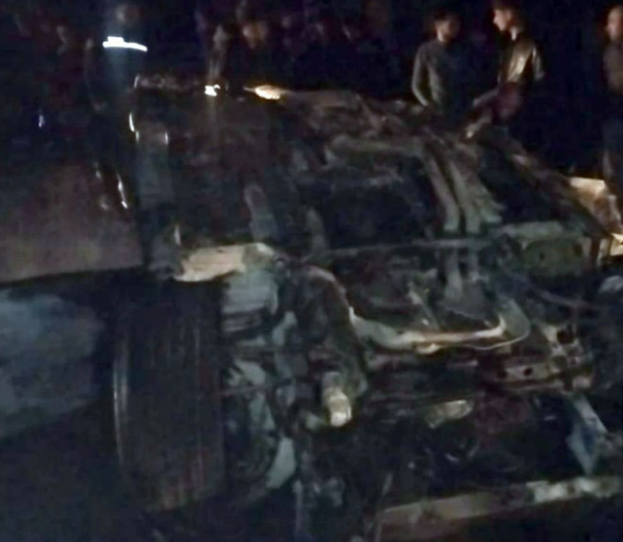 В Огузе BMW врезался в дерево и загорелся, пассажир погиб