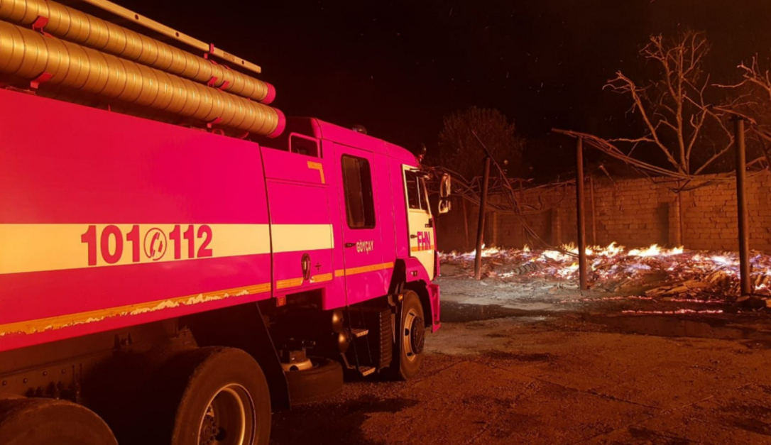 Сильный пожар в Гейчае перекинулся на жилые дома