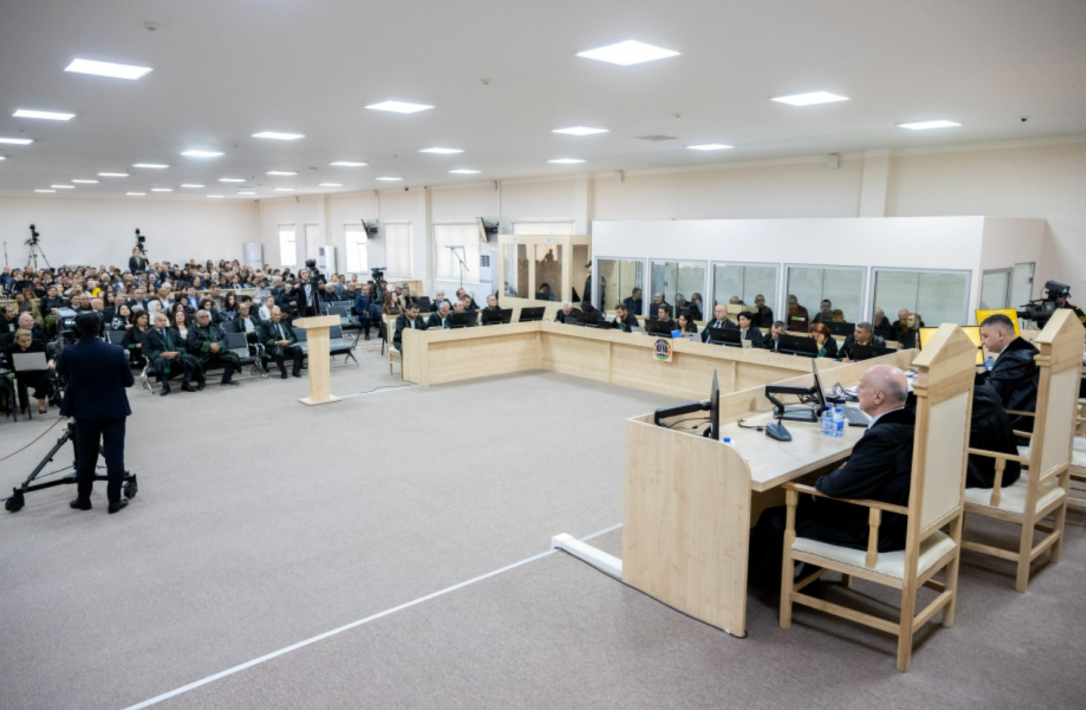 "Сломали нос, выбили зубы, избили до потери сознания". В Баку дали показания о пытках азербайджанцев