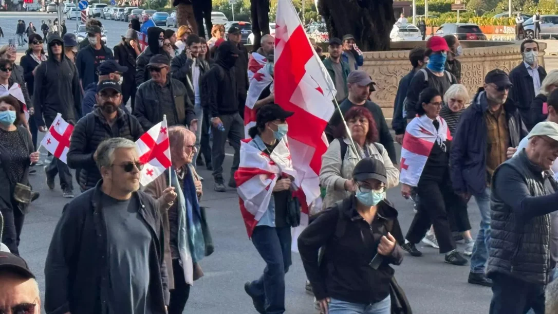Протестующие в Тбилиси ворвались во двор президентского дворца