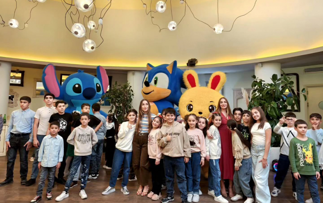 Арзу и Алена Алиевы порадовали детей