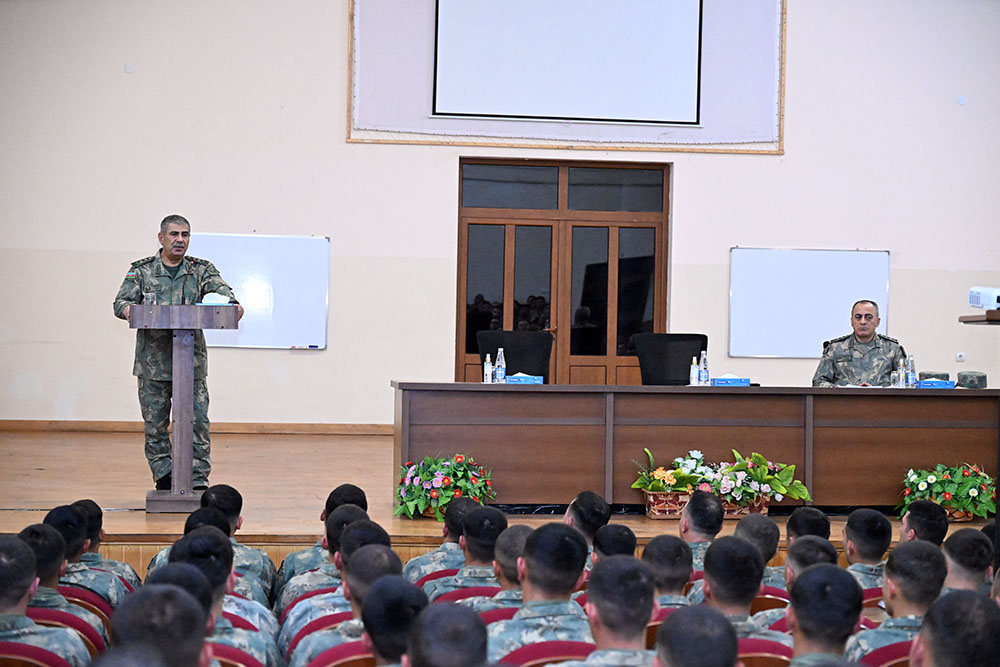 Закир Гасанов побывал в воинской части коммандос