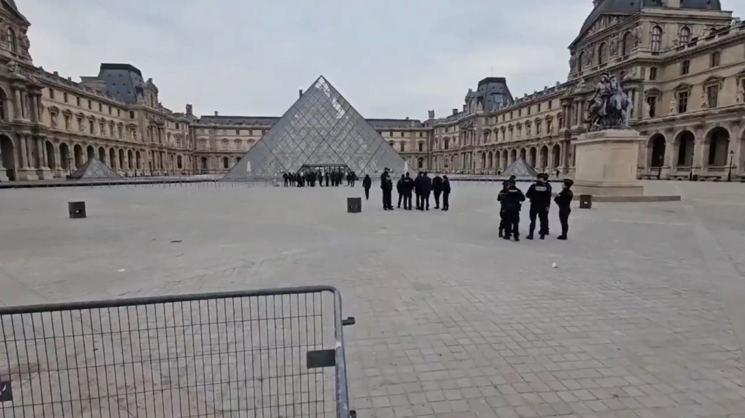 Лувр закрыл свои двери для посетителей