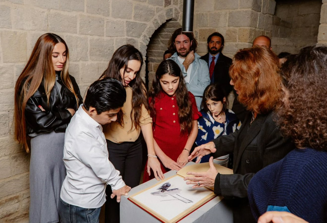 Лейла и Арзу Алиевы на выставке во Дворце Ширваншахов