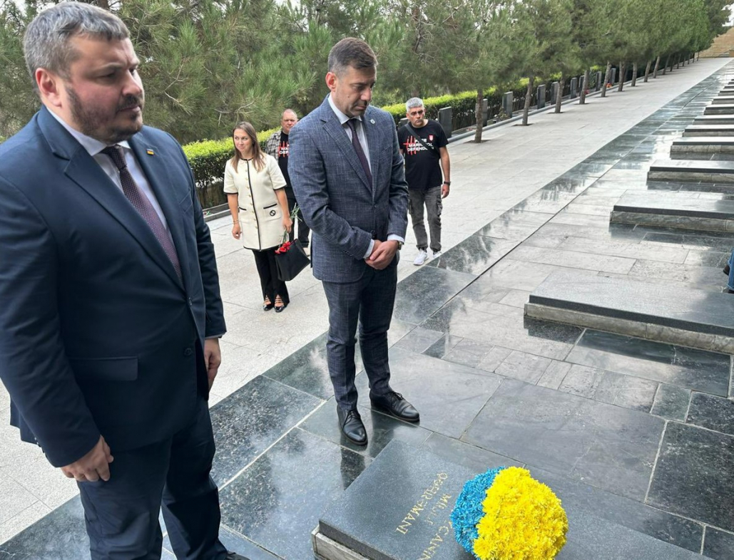 Омбудсмен Украины посетил Аллею шехидов