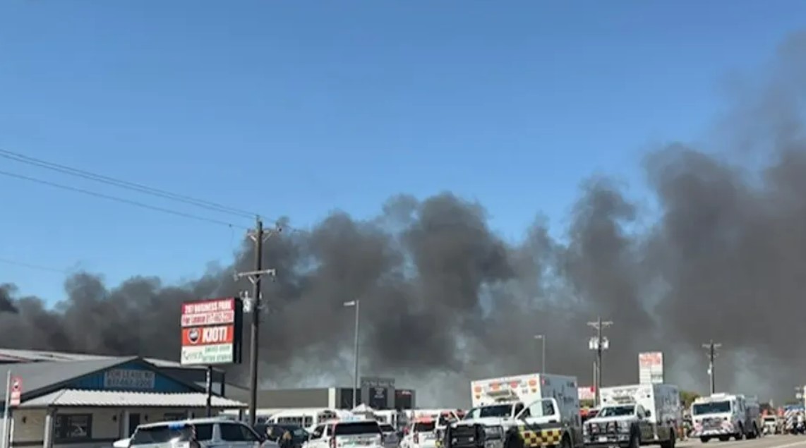 В США самолет упал рядом с аэродромом и вызвал крупное возгорание 1 В США самолет упал рядом с аэродромом и вызвал крупное возгорание