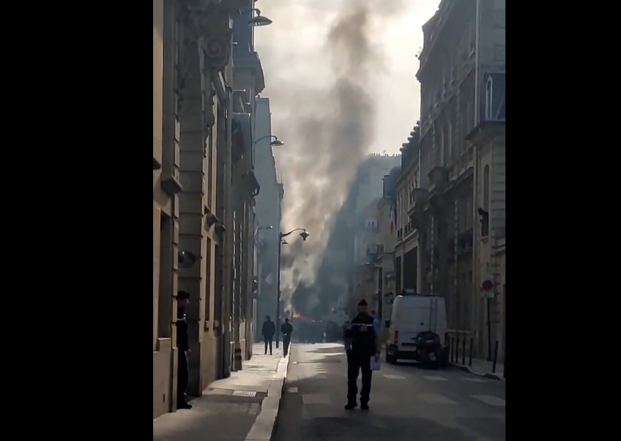 Пожар в сердце Парижа: грузовик вспыхнул у резиденции премьера
