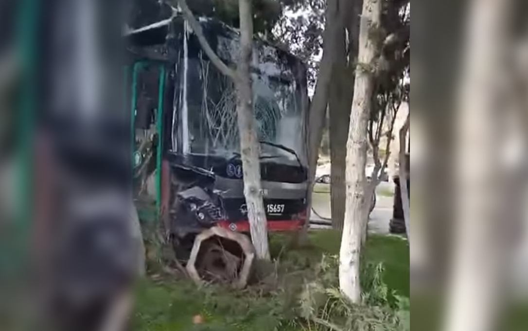 В Баку автобус вылетел с дороги на бульвар и врезался в деревья