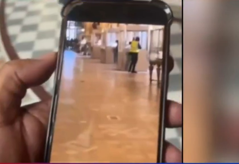 Появились первые кадры дерзкого ограбления Лувра