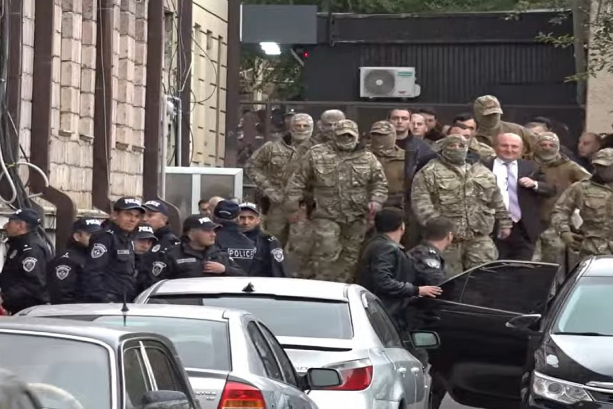 Спецназ вывел мэра Гюмри из здания мэрии