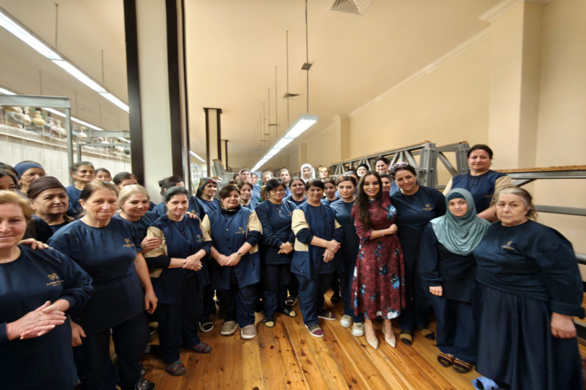 Лейла Алиева ознакомилась с уникальным ковром, создаваемым для Шушинской мечети 1 Лейла Алиева ознакомилась с уникальным ковром, создаваемым для Шушинской мечети