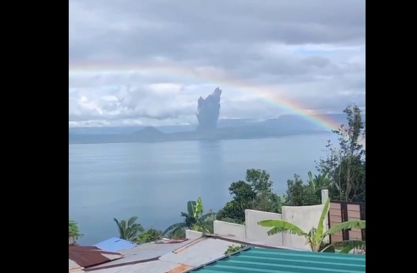 Природа на контрасте: извержение вулкана и радуга в небе