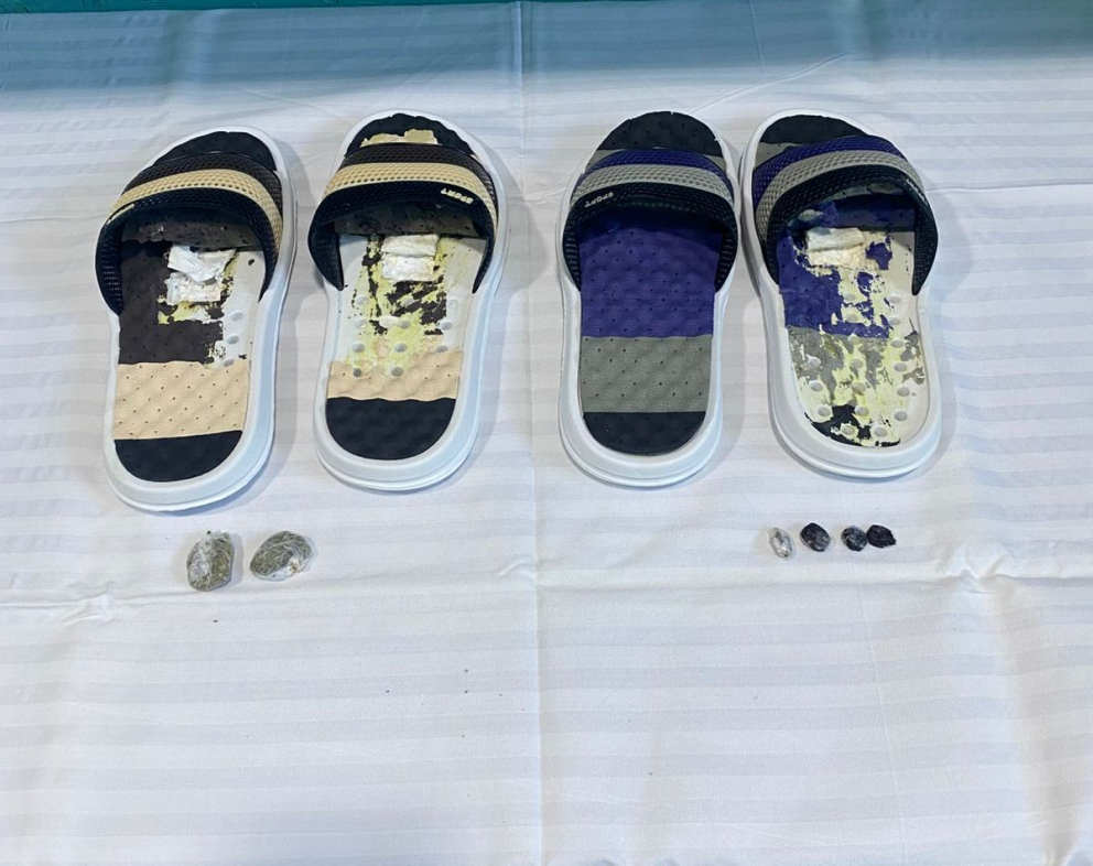 Отец года: в Баку мужчина принес в тюрьму сыну тапочки с наркотиками