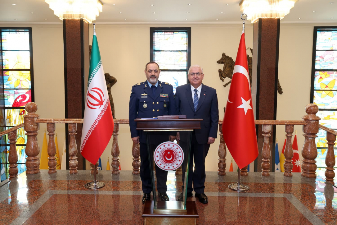 Иран и Турция обсудили расширение военного сотрудничества