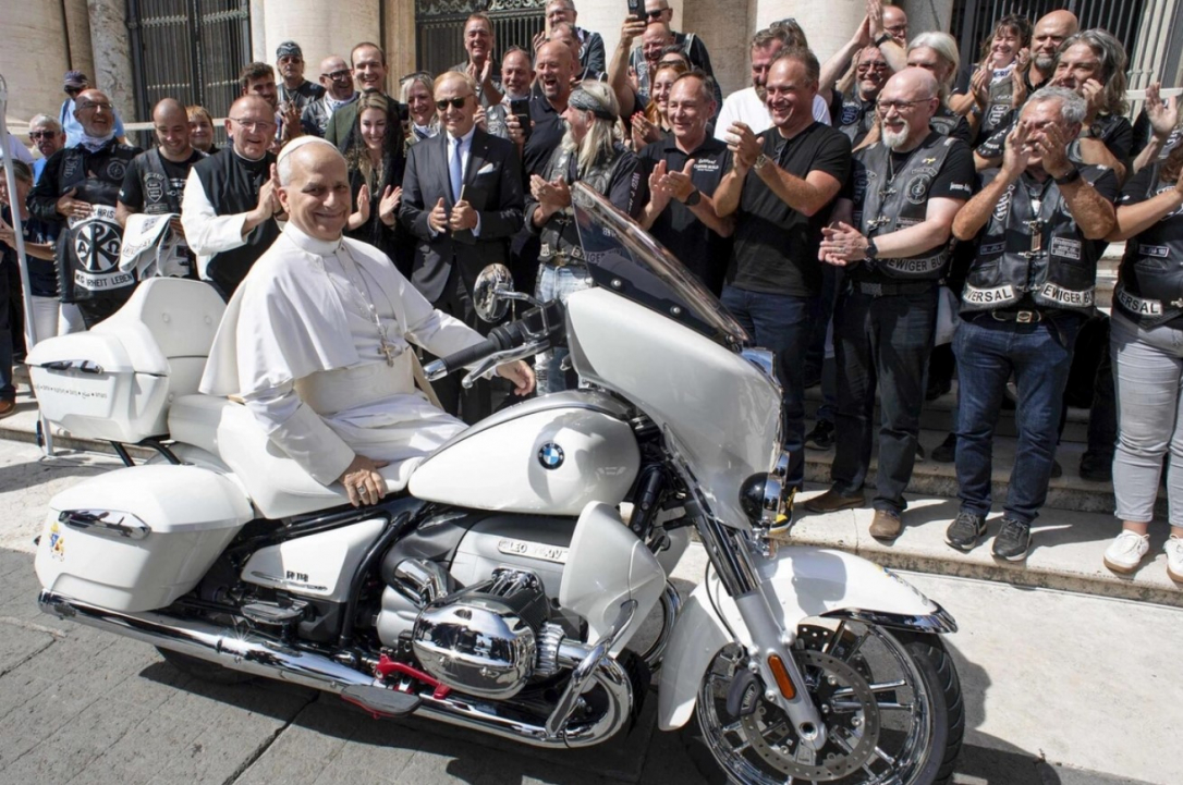 Мюнхенский аукцион продал мотоцикл Папы Римского, деньги пойдут на помощь детям