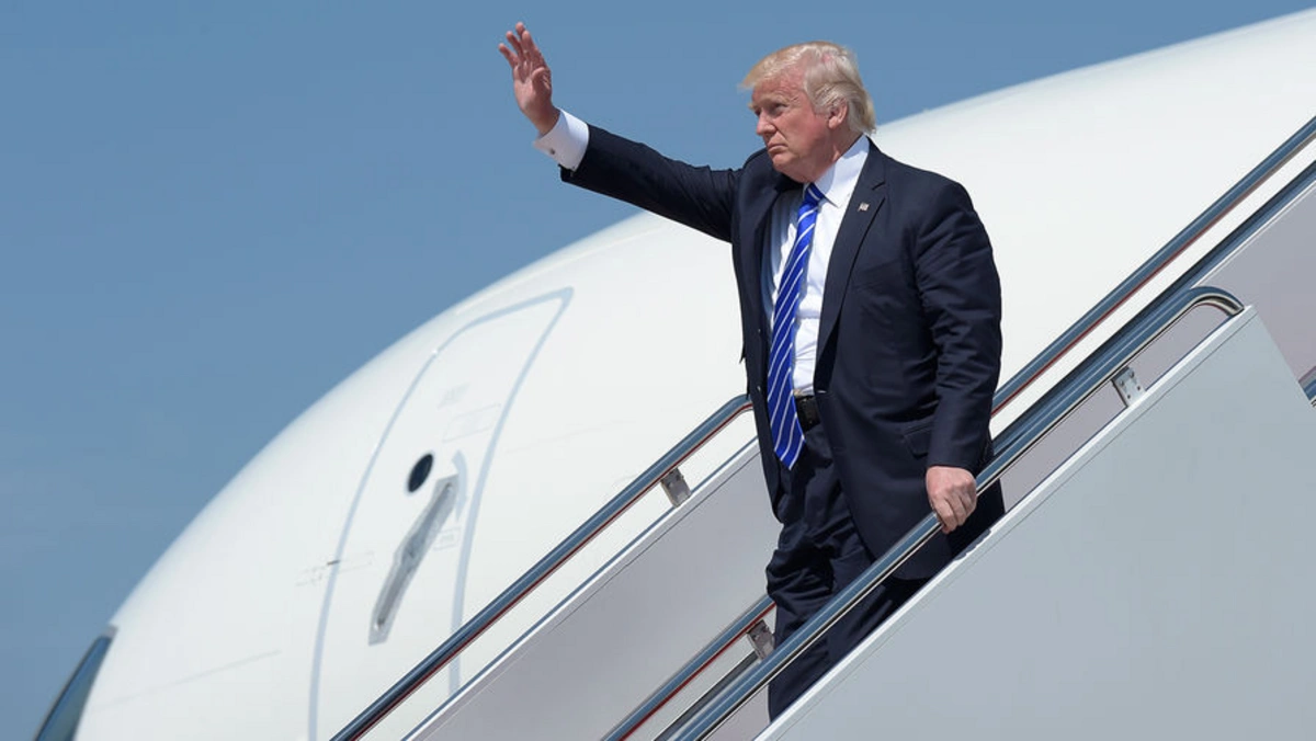 Трамп поднялся на борт по короткому трапу из-за угрозы покушения