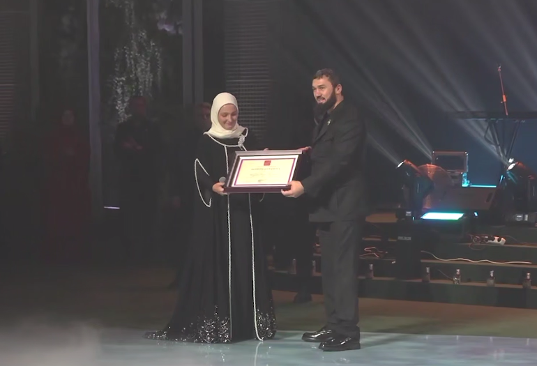 Путин наградил дочь Кадырова