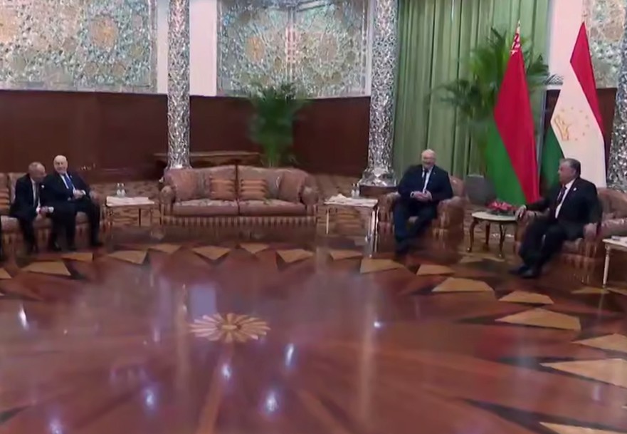 Лукашенко пошутил над Пашиняном в Душанбе