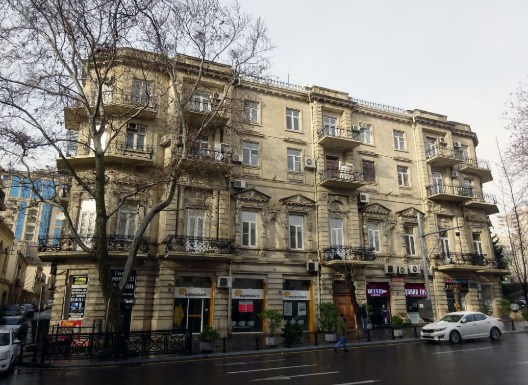 В Баку призвали демонтировать кондиционеры с фасадов архитектурных зданий