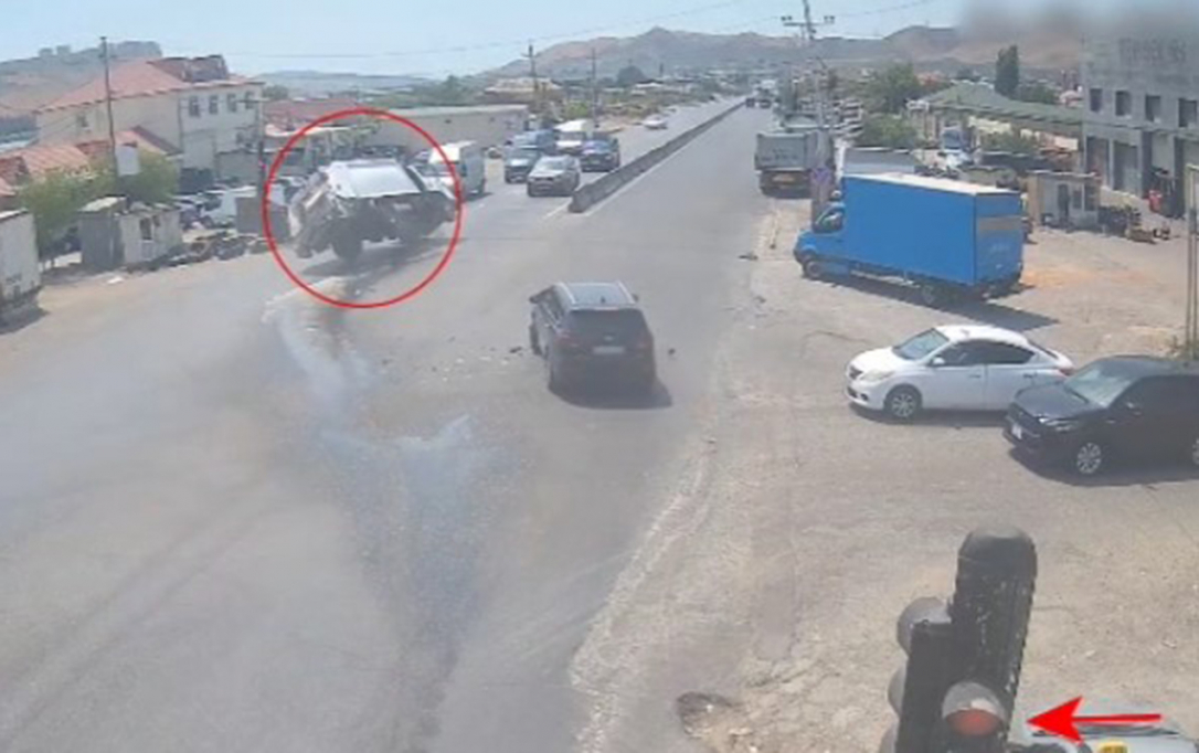 В Баку мусоровоз пролетел на красный и протаранил легковушку