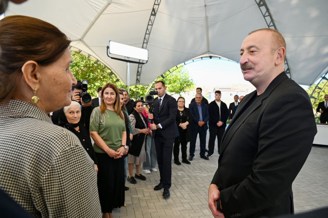 "Будьте всегда во главе нашего государства". Алиев провел душевную беседу с жителями Хоровлу
