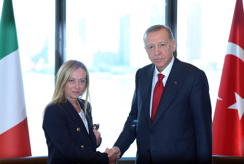 Эрдоган заявил, что принудит Мелони отказаться от курения