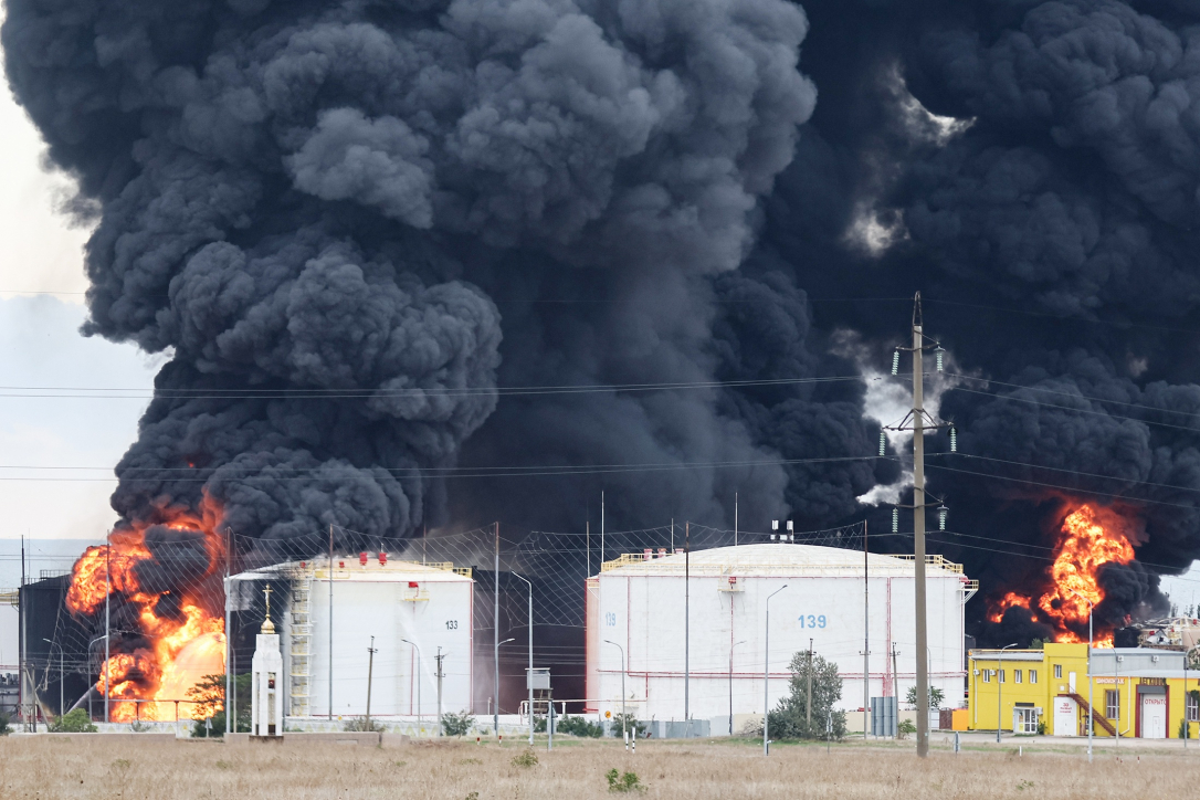 ВСУ атаковали Крым: горят нефтебазы