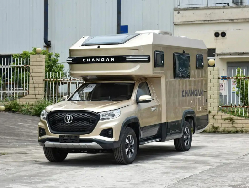 В Китае показали роскошный гибридный автодом с выдвижным вторым этажом