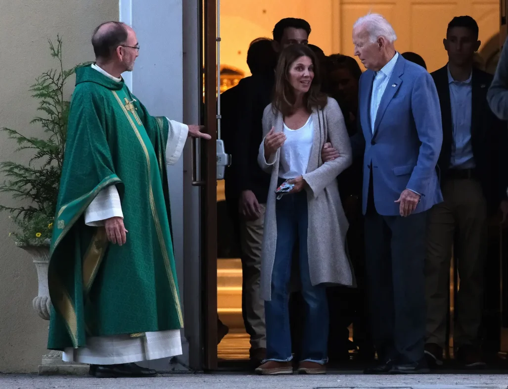 Заметно похудевший Байден появился на публике