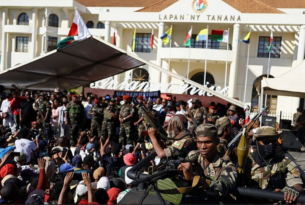 Мадагаскар в руках армии, президент покинул страну