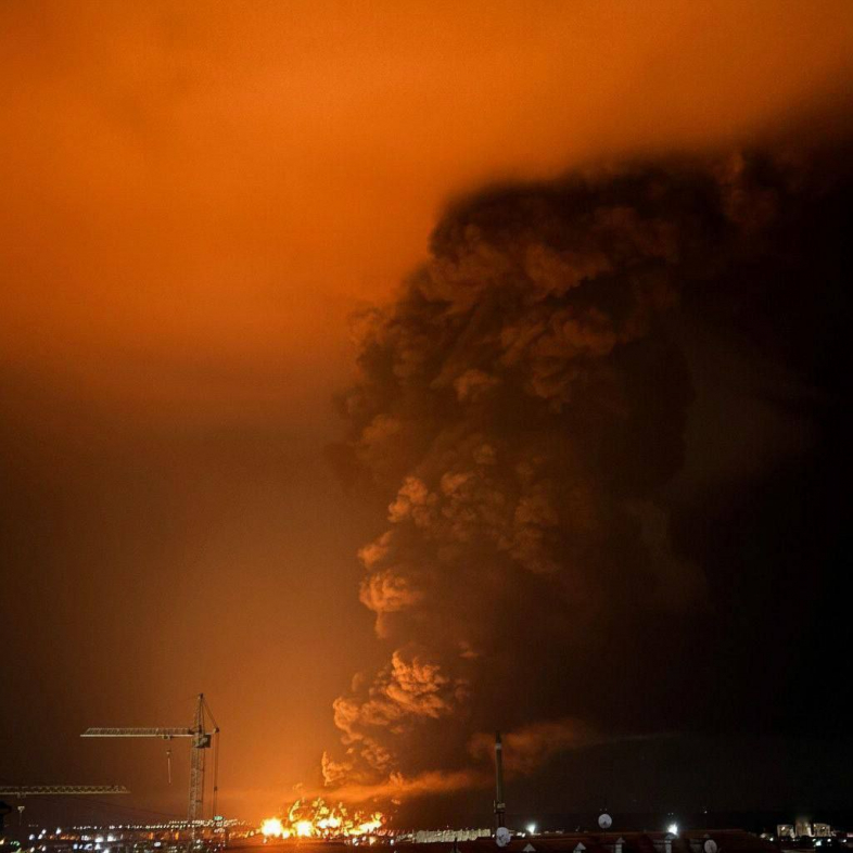 В Крыму горит нефтебаза после атаки Украины