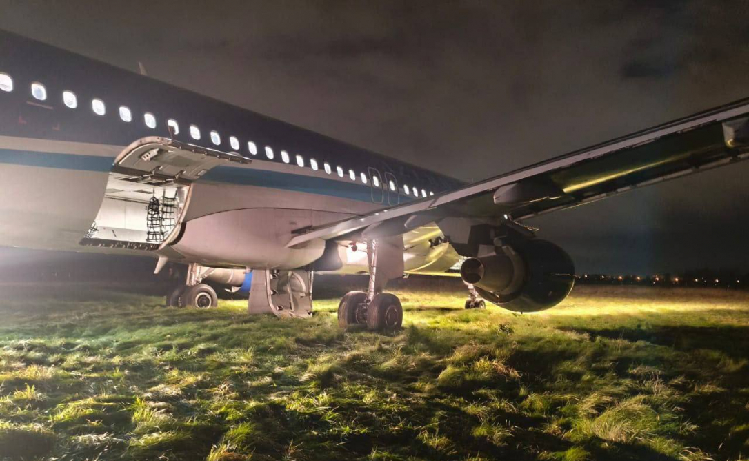 AZAL: самолет, совершивший экстренную посадку в Пулково, прошёл плановое техобслуживание